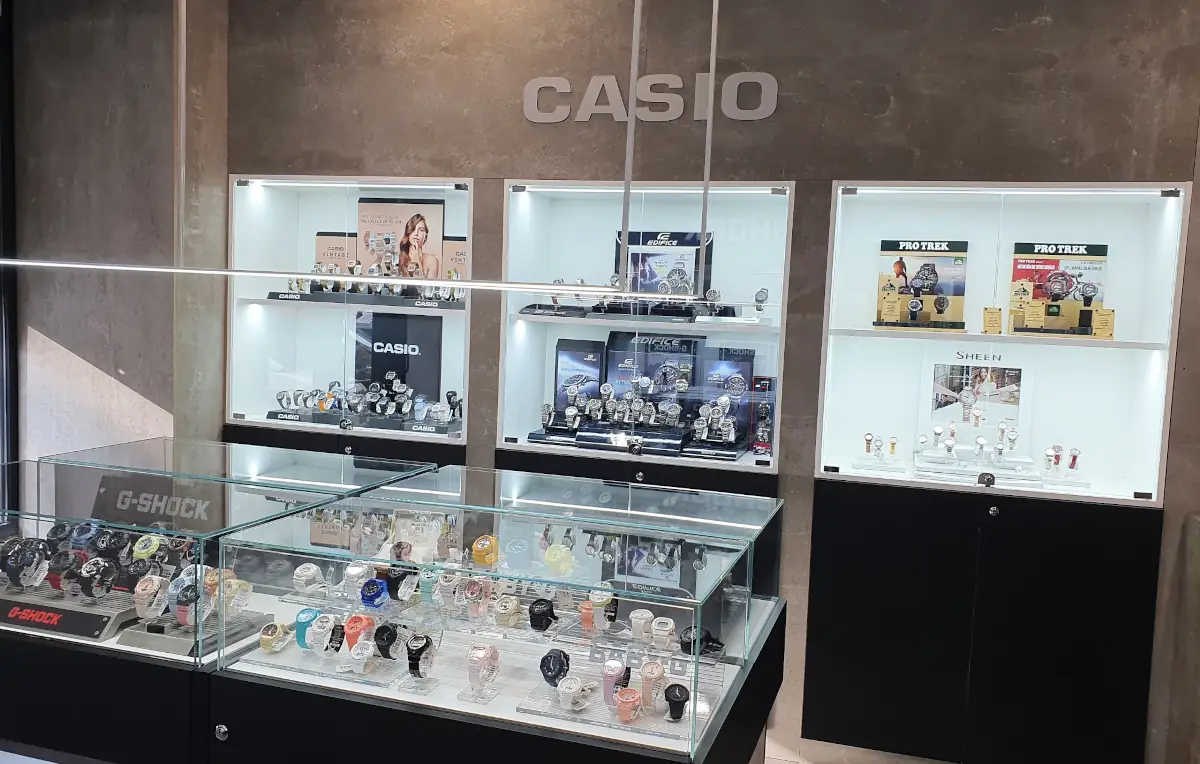 Tienda Oficial Casio Madrid Baroli Vitrinas interiores de la tienda Casio Oficial en Madrid de Baroli