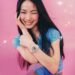 modelo mostrando el Reloj Casio Baby-G BG-169KB-4ER brillo femenino Y2K